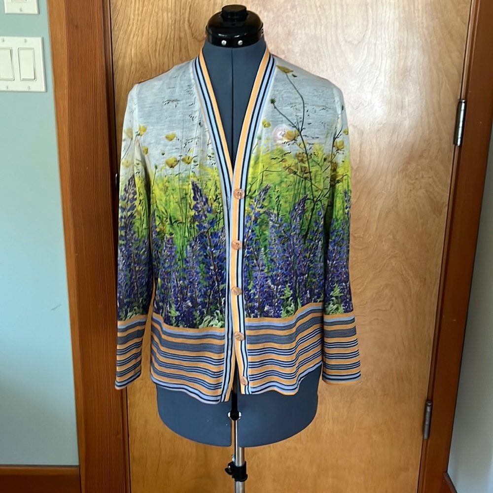 Beautiful printed cardigan in size XS